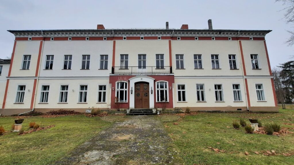 Schloss Parchen: A Neoclassical Manor House in Germany 2 Schloss Parchen