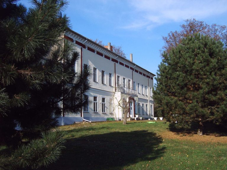 Schloss Parchen: A Neoclassical Manor House in Germany