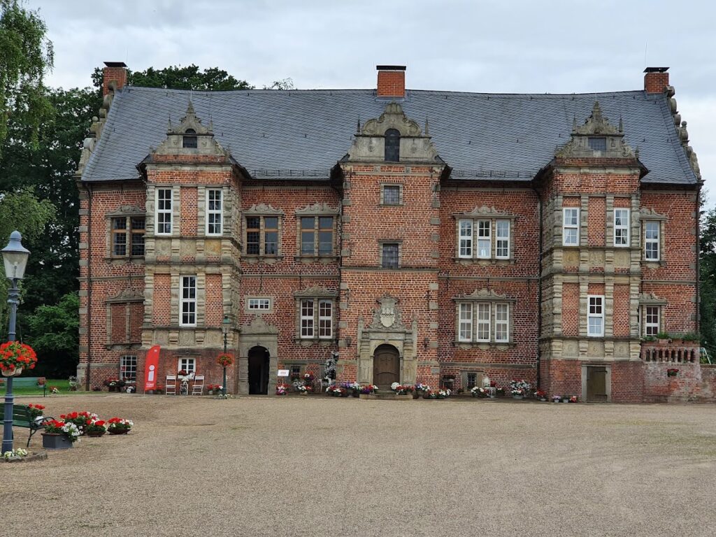 Erbhof Thedinghausen: A Historic Manor Estate in Germany 1 Erbhof Thedinghausen