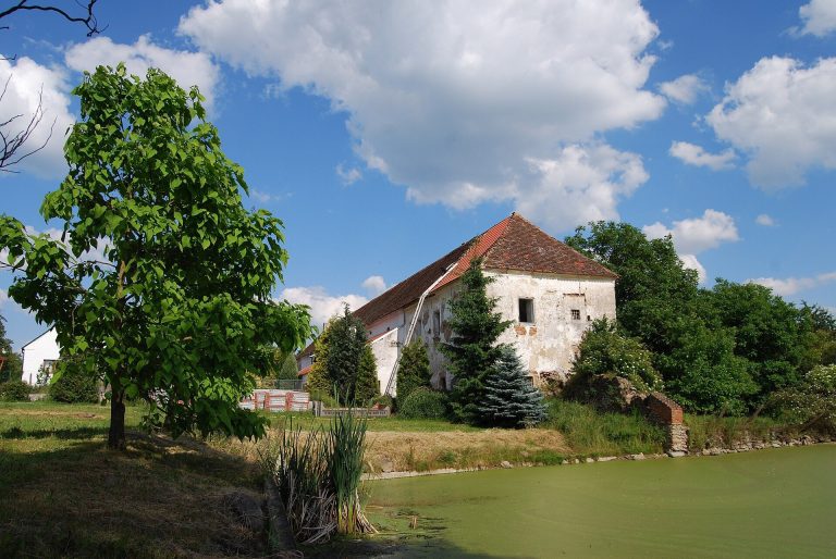 Manor Kožlí u Čížové: A Renaissance Fortified Farm Transformed into a Manor