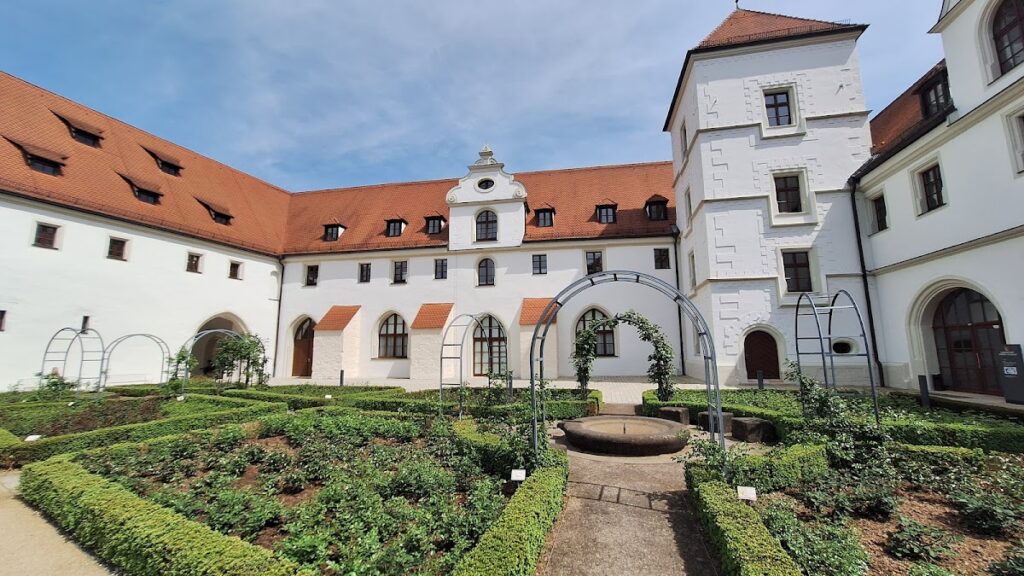 Electoral Palace: A Palatine Residence and Fortress in Amberg 1 Electoral Palace