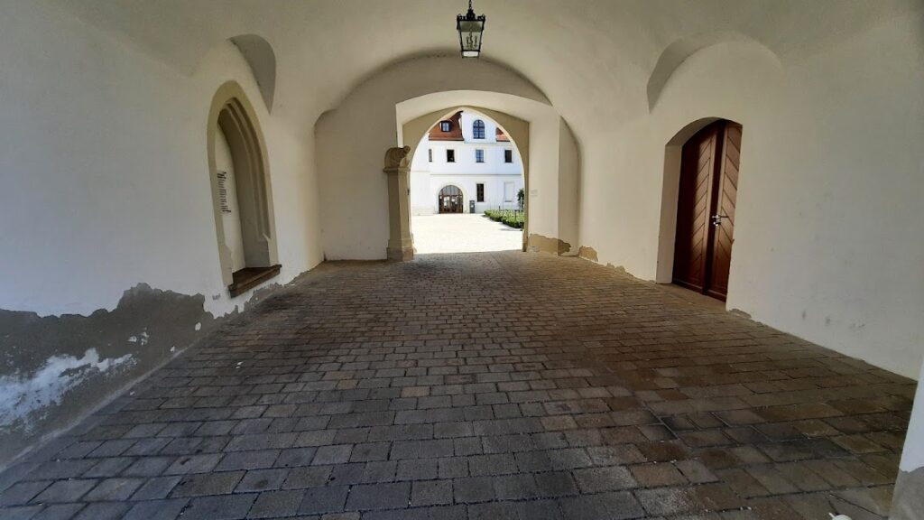 Electoral Palace: A Palatine Residence and Fortress in Amberg 2 Electoral Palace
