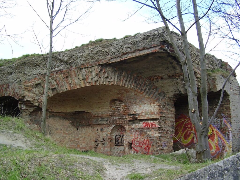 Fort V in Poznań: A Nineteenth-Century Fortress Work 1 Fort V w Poznaniu