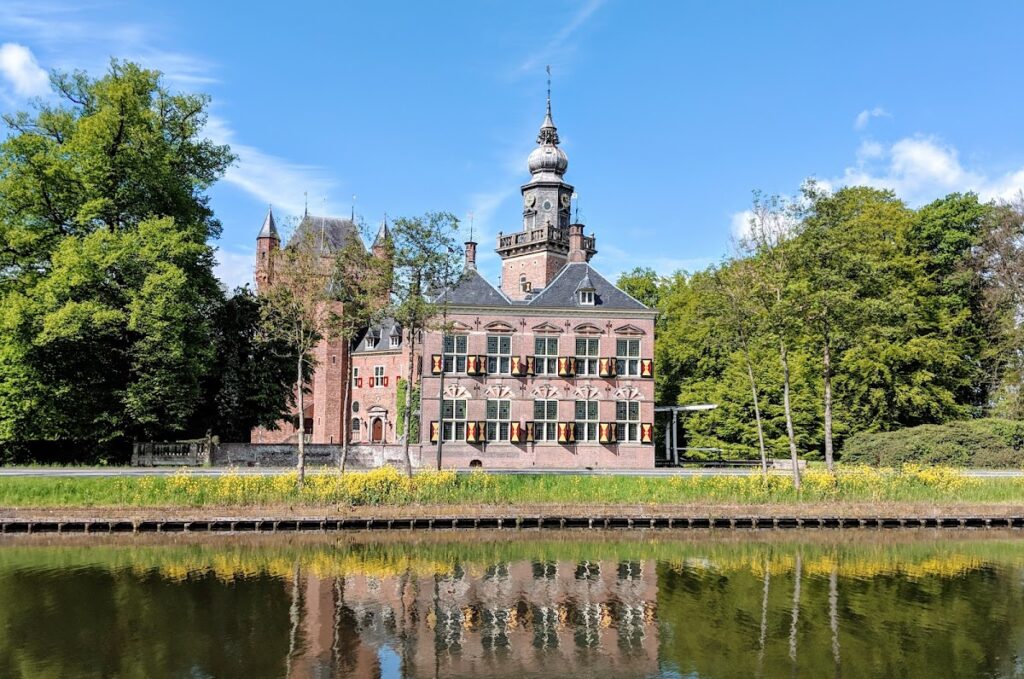 Castle Nijenrode: A Water Castle and University in the Netherlands 1 Castle Nijenrode