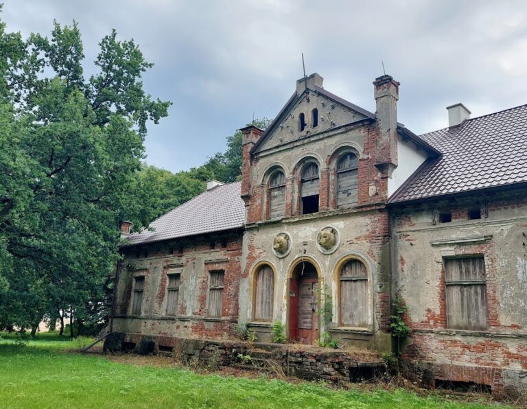 Manor in Niedźwiedź: a Neo-Renaissance Estate in Poland