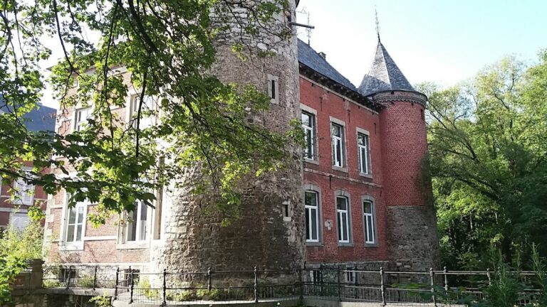 Château de Hermalle-sous-Huy: A Fortified Estate in Belgium