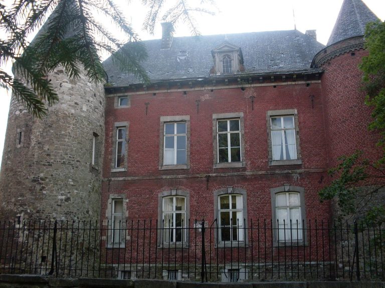 Château de Hermalle-sous-Huy: A Fortified Estate in Belgium