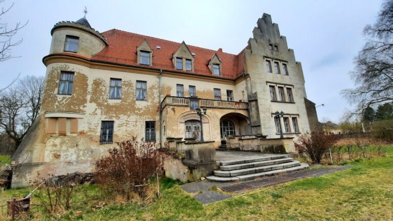 Schloss Lebusa: Historic Manor House and Park in Germany