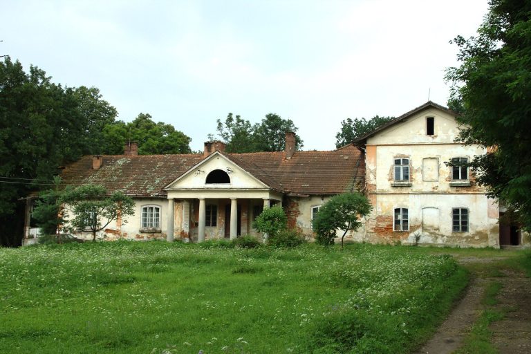Jurowce Manor House: A Classical Manor Complex in Poland