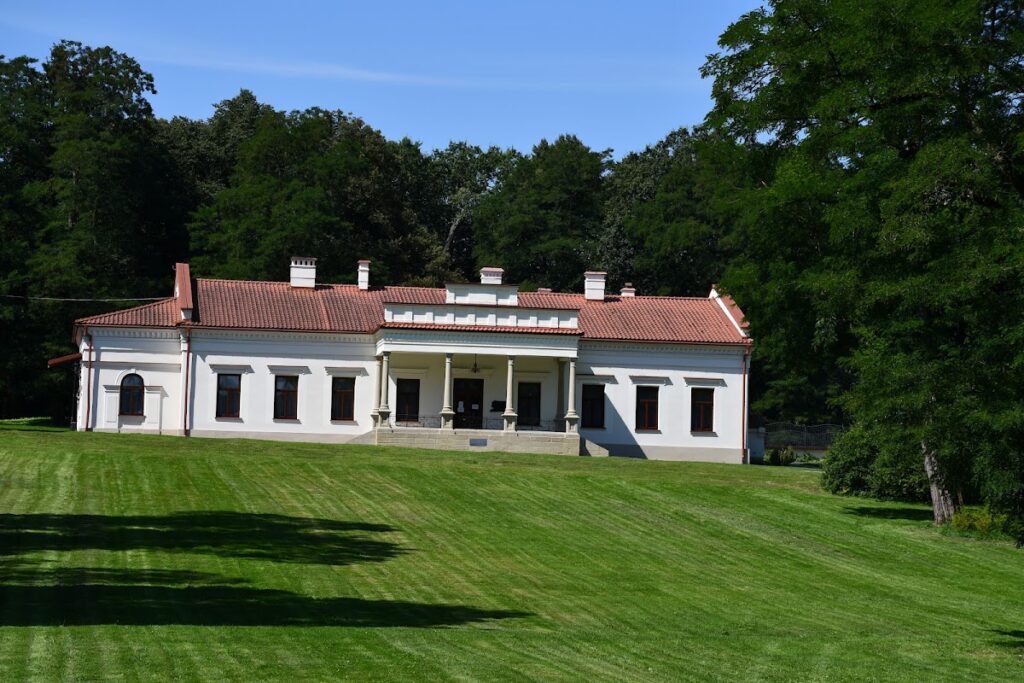 Manor House of Ignacy Paderewski in Kąśna Dolna: A Historic Noble Residence 1 manor house of Ignacy Paderewski in Kąśna Dolna