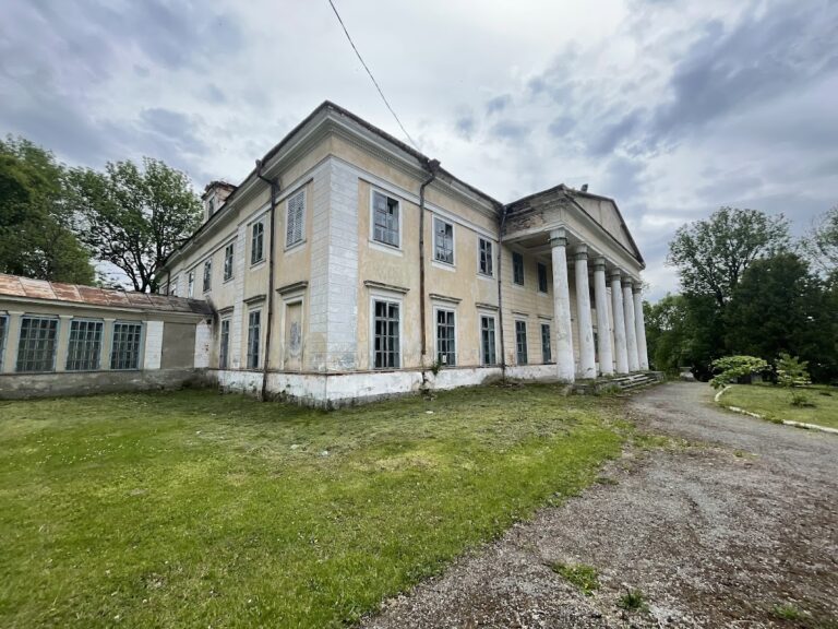 Palace in Strusiv: An Eighteenth-Century Classical Residence