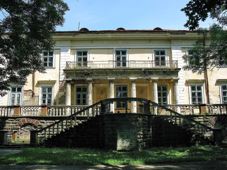 Palace in Strusiv: An Eighteenth-Century Classical Residence