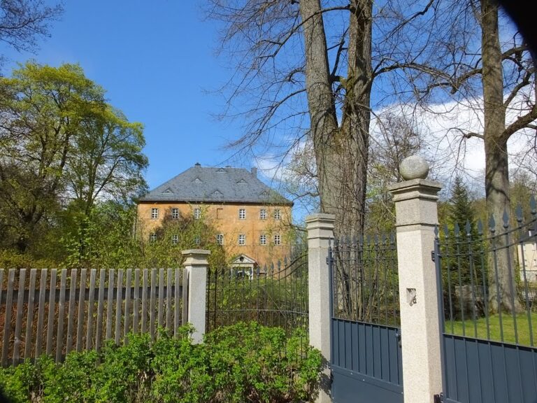 Schloss Weißdorf: A Moated Castle in Germany