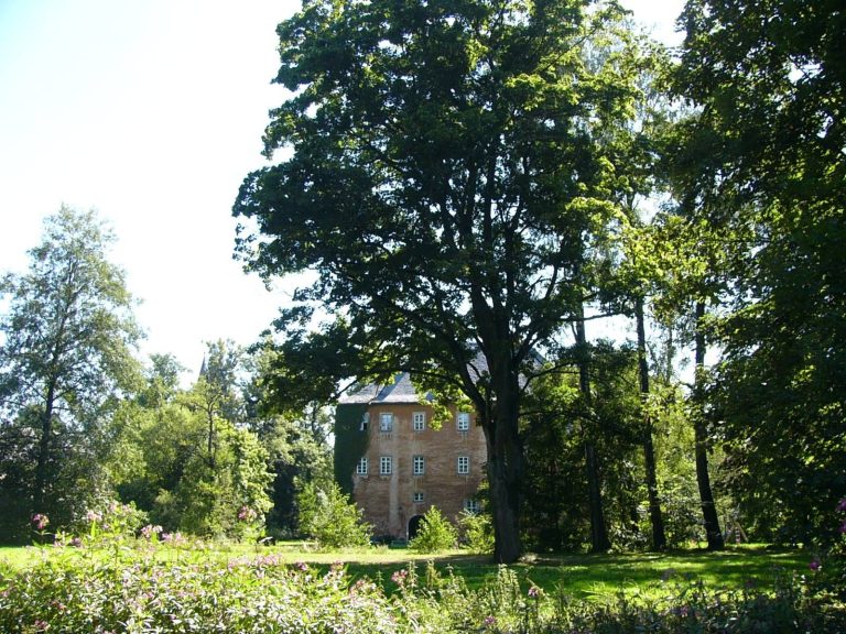 Schloss Weißdorf: A Moated Castle in Germany