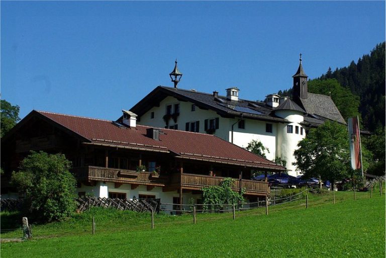 Schloss Kammer: A Historic Castle Estate in Maishofen, Austria