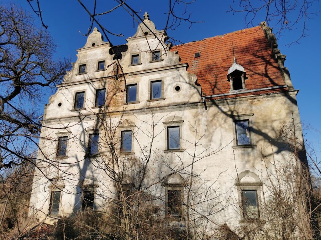 Palace in Lubień: A Renaissance Manor House in Poland 2 Palace in Lubień