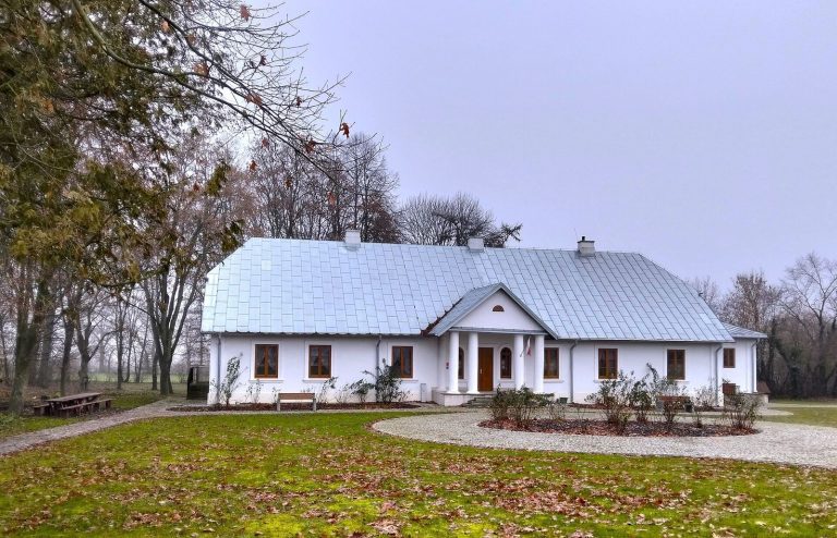 Manor House in Bełcząc: A Classicist Estate Residence in Poland