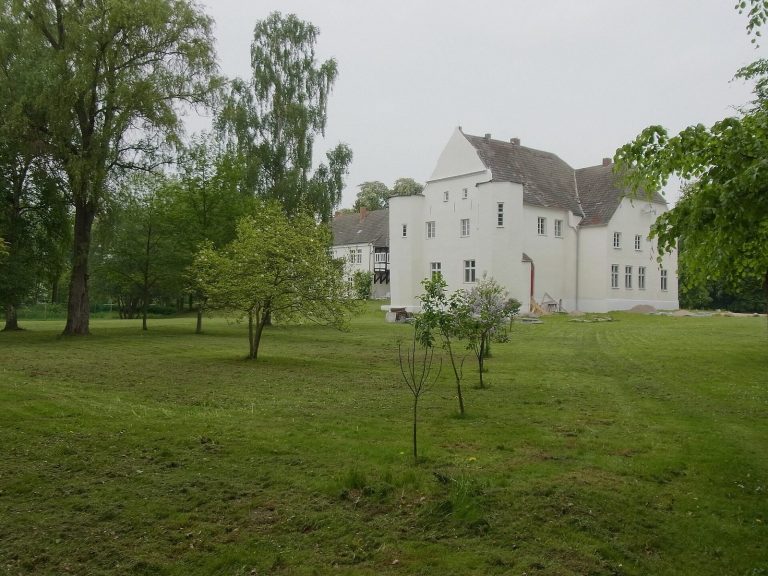 Burg Klevenow: A Neo-Gothic Manor House on a Former Border Fortress