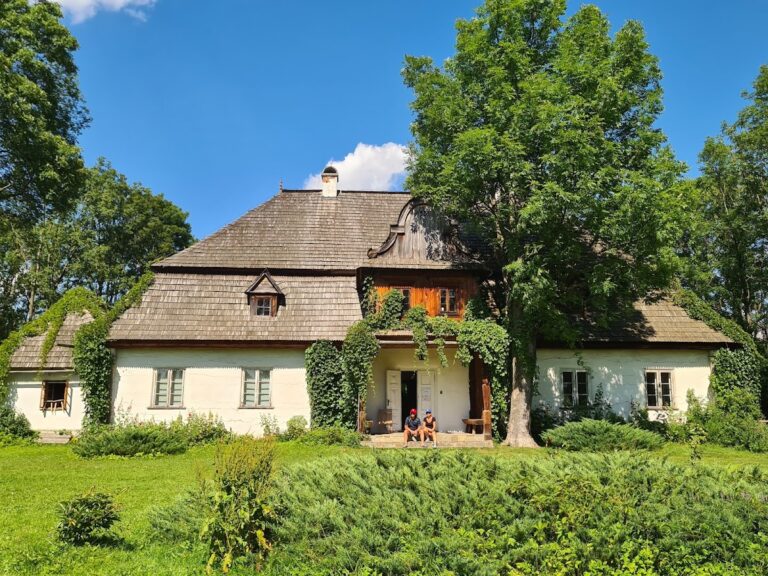 Dwór w Łopusznej: A Wooden Noble Manor in Poland