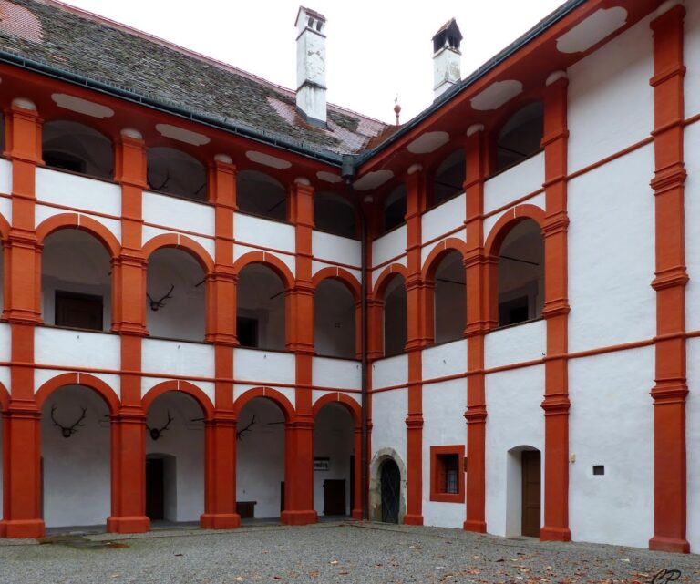 Schloss Pernegg: A Renaissance Palace and Castle Complex in Austria