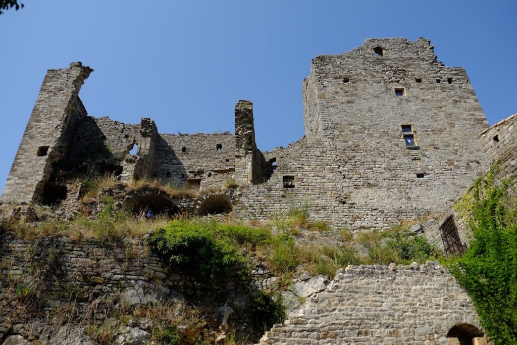 Château de Montalet: Medieval Fortress Overlooking the Cèze Valley 1 Château de Montalet