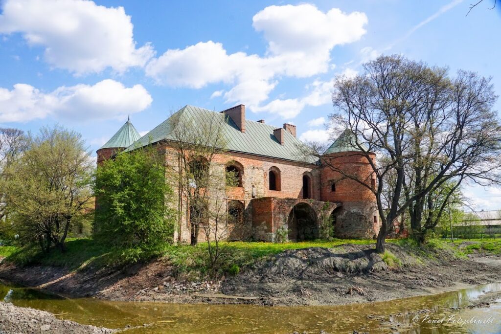 Fortified Manor House in Modliszewice: A Renaissance Noble Residence 1 Fortified manor house in Modliszewice