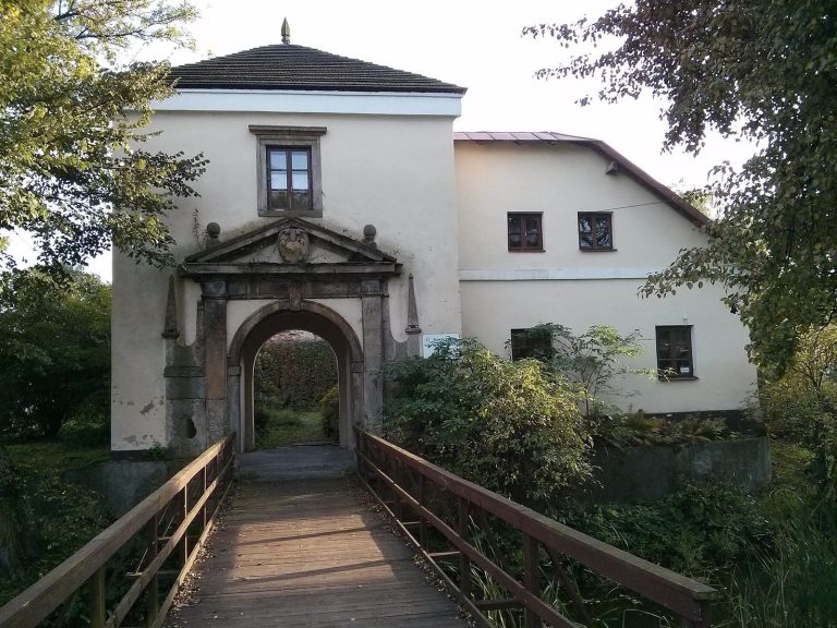 Fortified Manor House in Modliszewice: A Renaissance Noble Residence