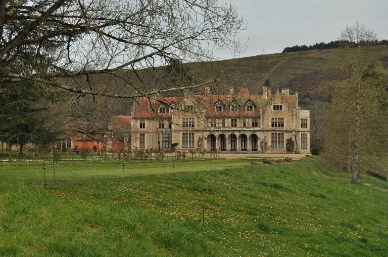 Palacio de los Hornillos: An English Picturesque Palace in Cantabria