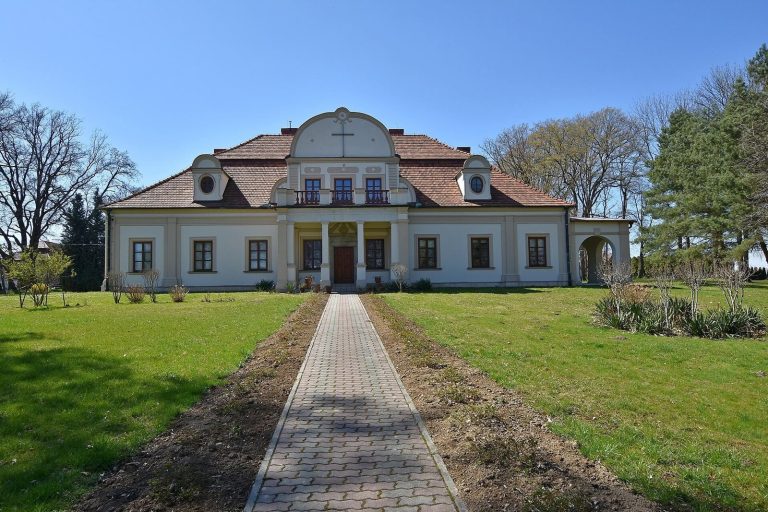 Manor in Wielka Wieś: A Historic Noble Residence in Poland