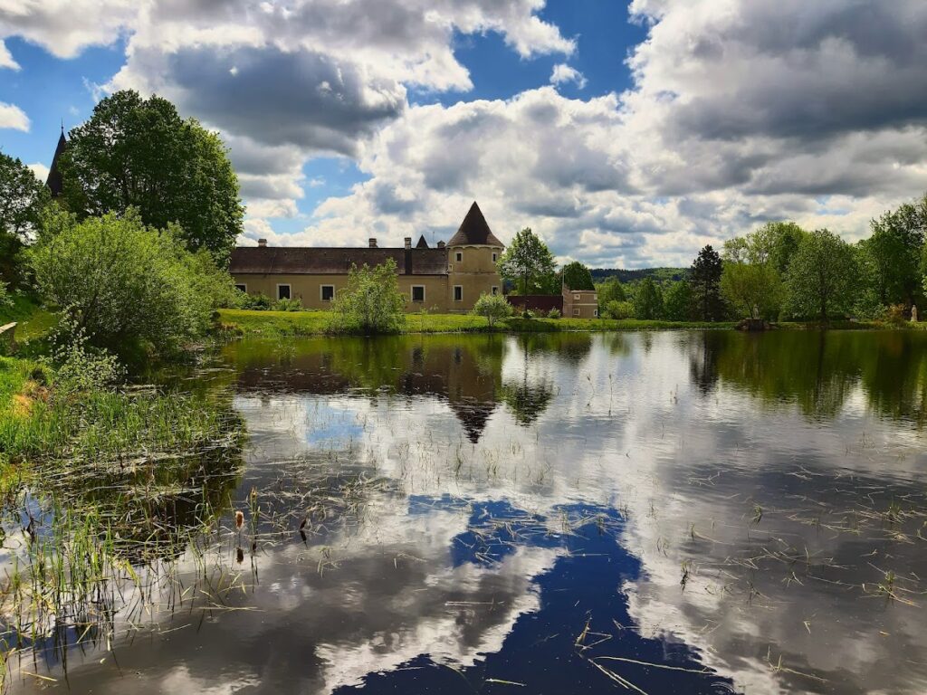Schloss Waldreichs: A Historic Moated Castle and Forestry Seat in Austria 1 Schloss Waldreichs
