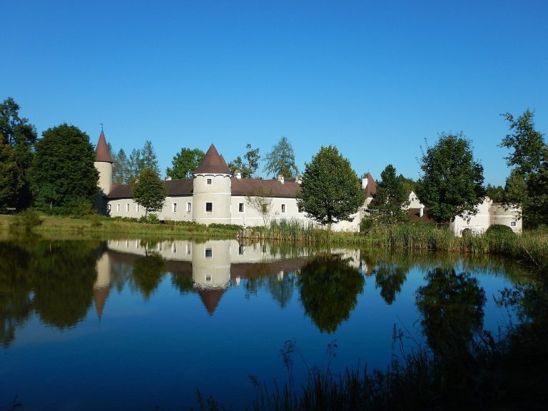 Schloss Waldreichs: A Historic Moated Castle and Forestry Seat in Austria