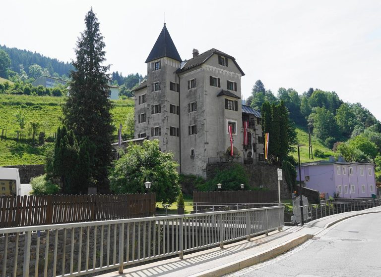 Schloss Süßenstein: A Gothic Castle and Mining Court in Austria