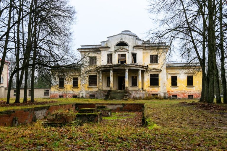 Grudinovka Manor: A Neoclassical Palace-and-Park Estate in Belarus