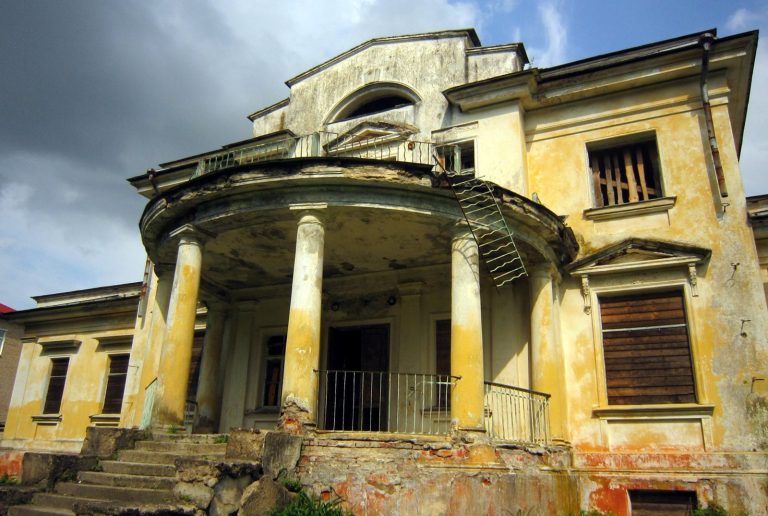 Grudinovka Manor: A Neoclassical Palace-and-Park Estate in Belarus