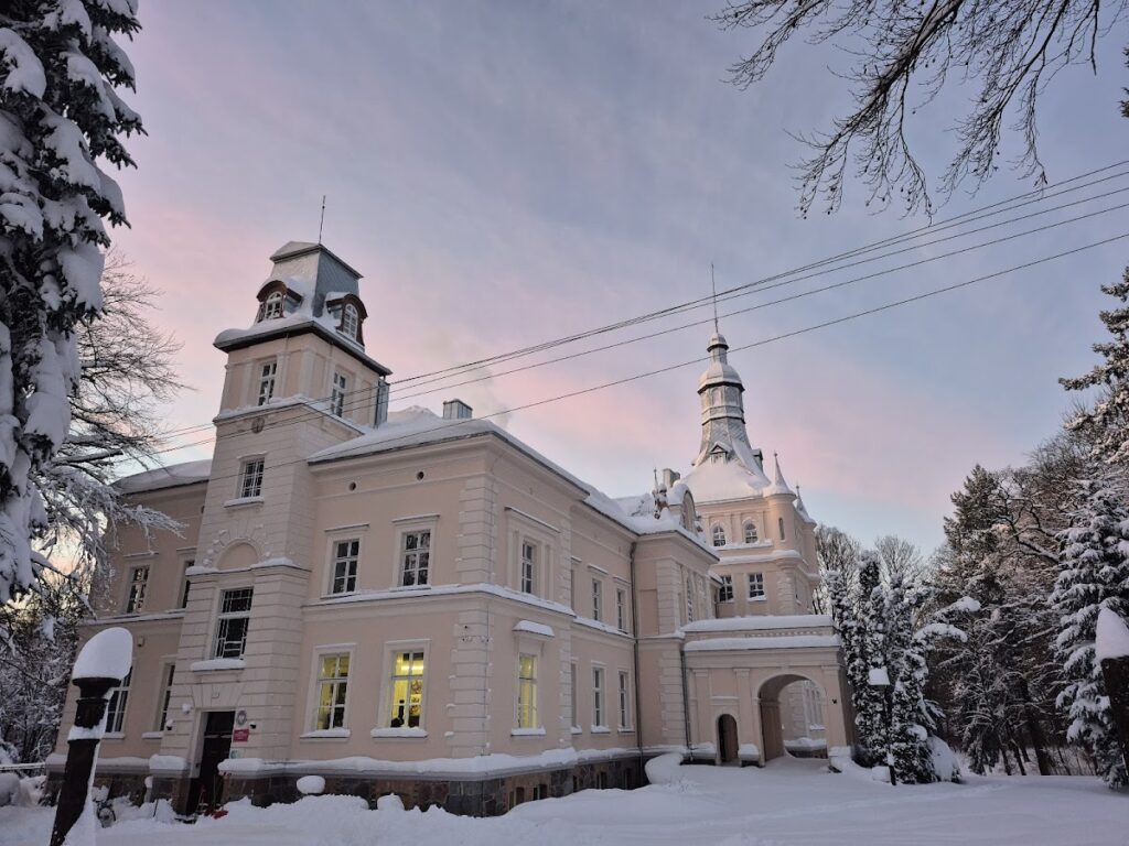 Palace in Damnica: A Nineteenth-Century Manor House in Poland 1 Palace in Damnica