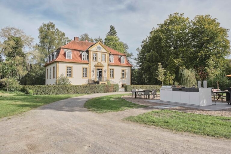 Haus Bosfeld: A Baroque Moated Manor House in Germany