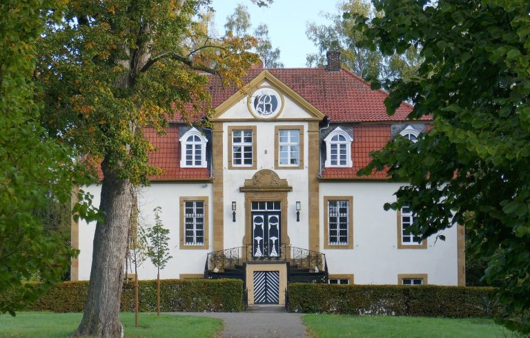 Haus Bosfeld: A Baroque Moated Manor House in Germany