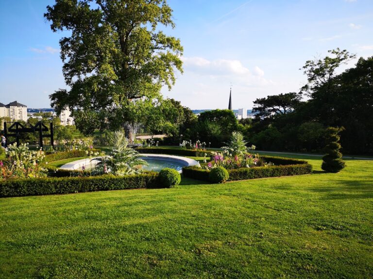 Manoir de La Perraudière: A Historic Manor Estate and Town Hall in France