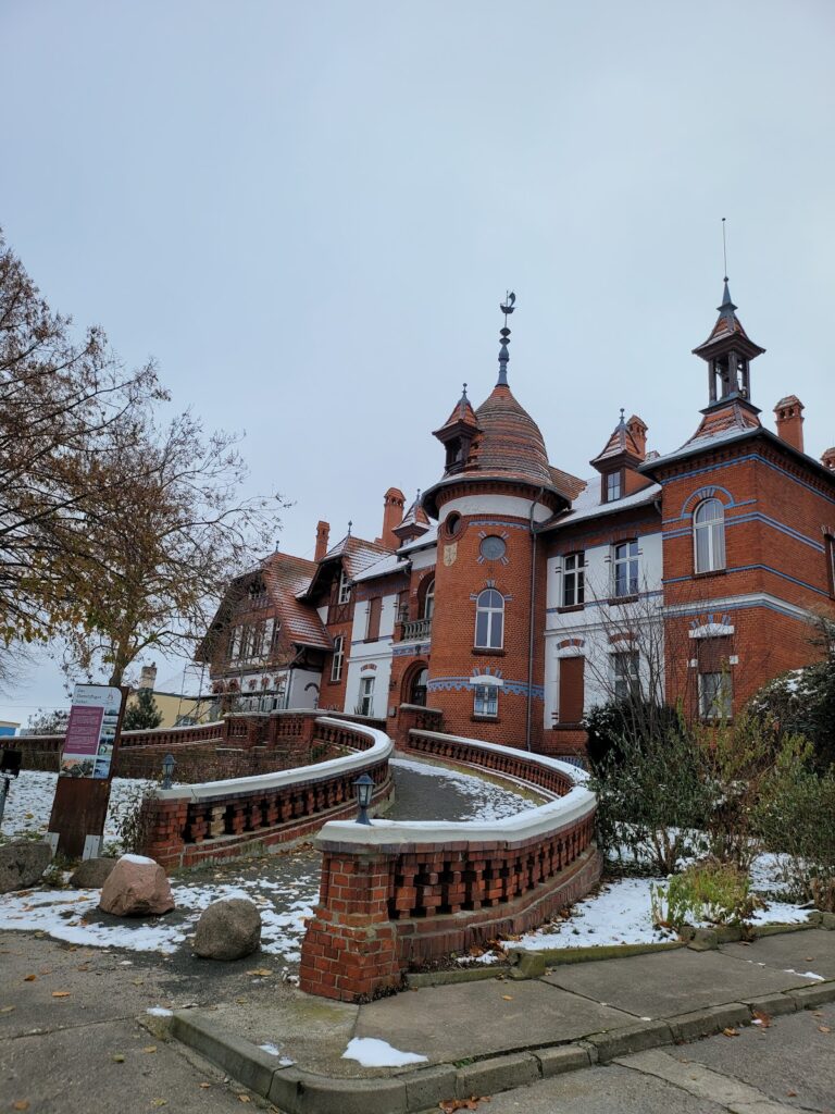 Gutshaus Mötzow: Historicist Manor House and Estate Complex in Germany