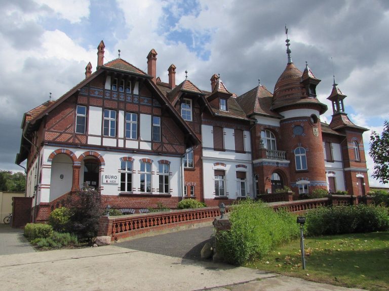 Gutshaus Mötzow: Historicist Manor House and Estate Complex in Germany