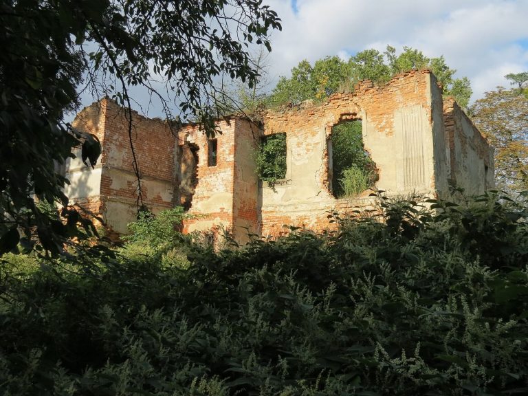 Manor in Jasiona: An 18th-Century Estate House in Poland