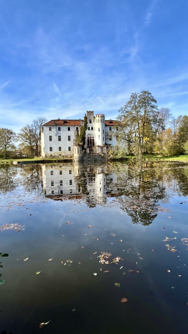 Palace in Dobrocin: A Baroque Estate Transformed into a Neo-Gothic Residence