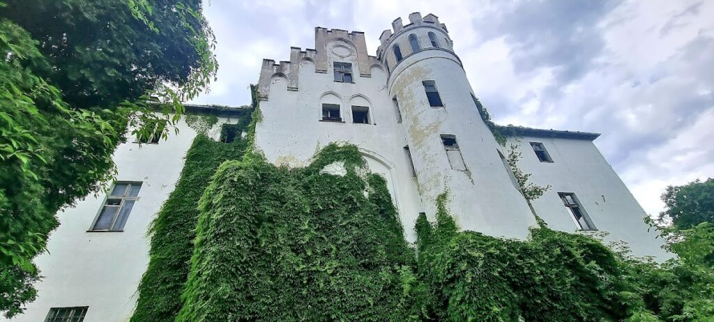 Palace in Dobrocin: A Baroque Estate Transformed into a Neo-Gothic Residence 2 Palace in Dobrocin