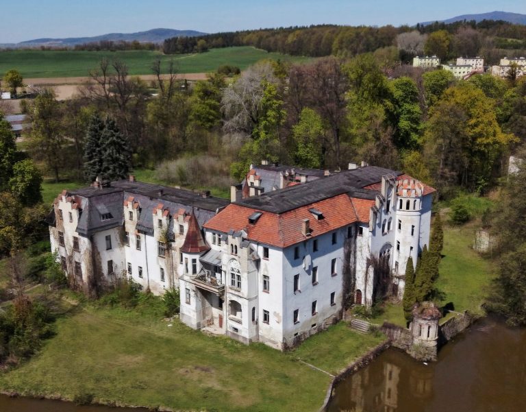 Palace in Dobrocin: A Baroque Estate Transformed into a Neo-Gothic Residence
