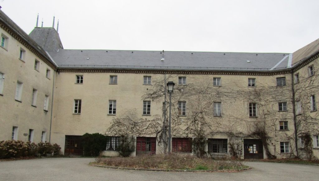 La Rochette Castle: A Fortified Medieval Castle in France 2 Château de la Rochette