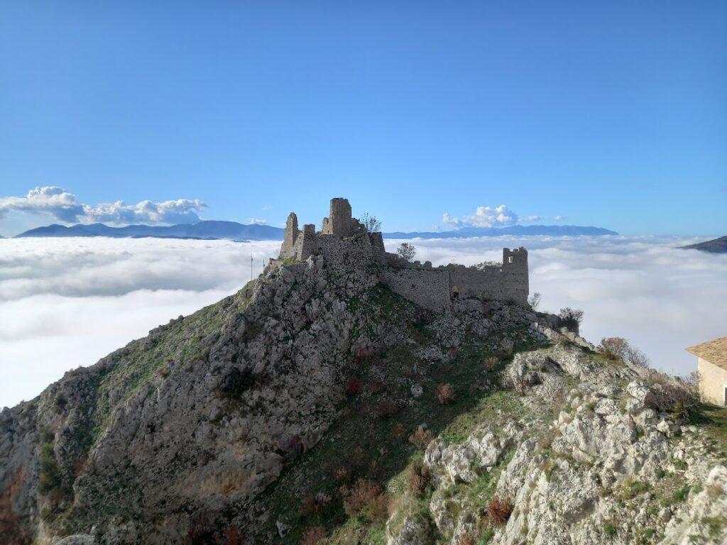 Castello dei Conti d'Aquino: A Medieval Fortress in Italy 1 Castello dei Conti d'Aquino