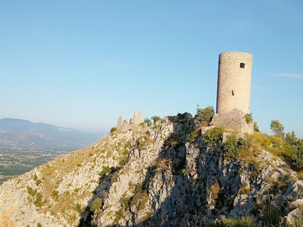 Castello dei Conti d'Aquino: A Medieval Fortress in Italy 2 Castello dei Conti d'Aquino