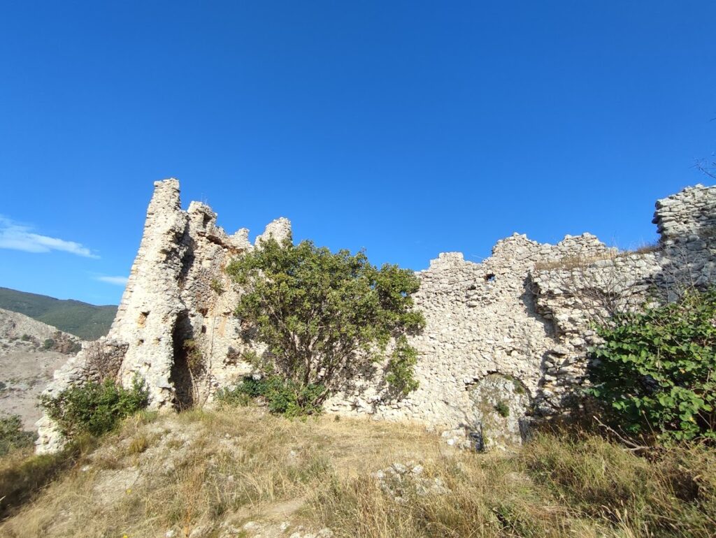 Castello dei Conti d'Aquino: A Medieval Fortress in Italy 3 Castello dei Conti d'Aquino