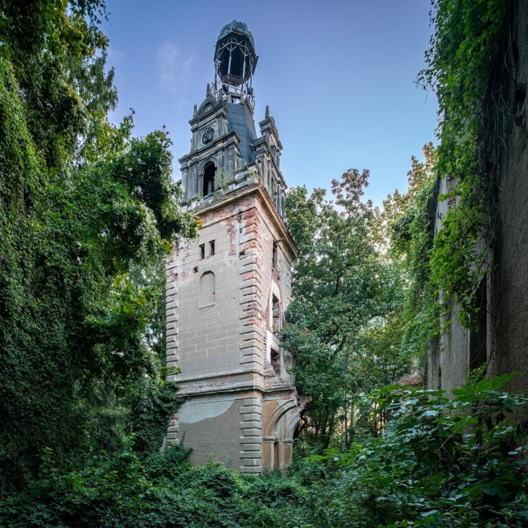 Palace Park in Siedlimowice: A Ruined Neo-Renaissance Palace Complex