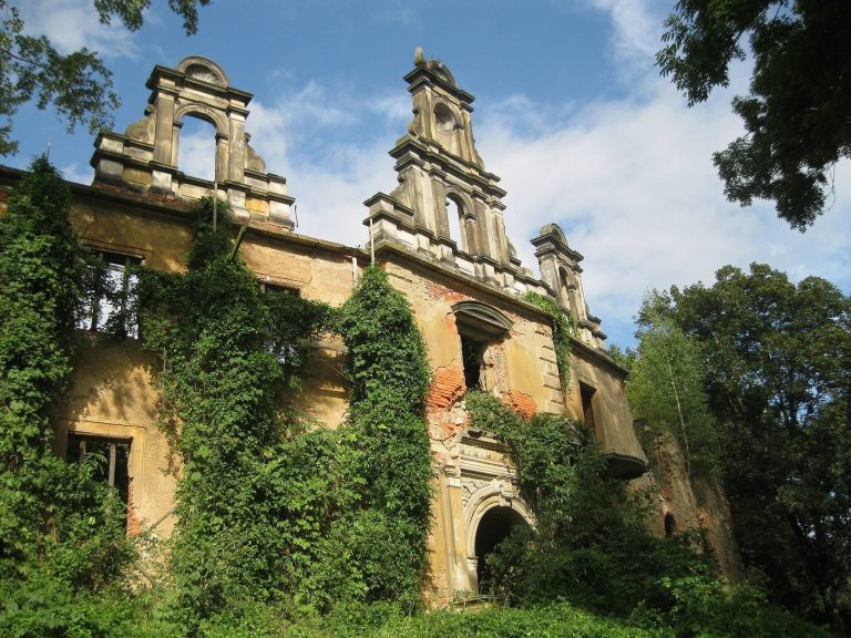 Palace Park in Siedlimowice: A Ruined Neo-Renaissance Palace Complex